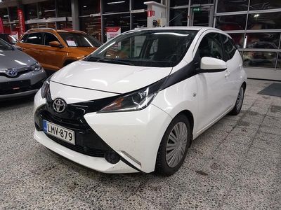 Valkoinen Käytetty 2016 Toyota Aygo X-play Viistoperä | 8 290 € (Perustarjous)