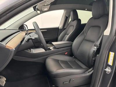 Hopea / harmaa Käytetty 2022 Tesla Model Y Katumaasturi | 32 390 € (Perustarjous)