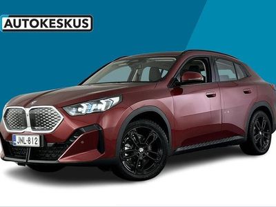 Punainen Käytetty 2025 BMW iX2 Comfort Edition Katumaasturi | 49 590 € (Supertarjous)