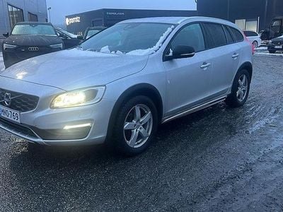 Harmaa Käytetty 2018 Volvo V60 CC Business Edition Farmari | 23 970 € (Hieman kallis)