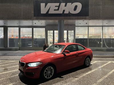 Punainen Käytetty 2016 BMW 220 Sport Line Coupe - kaksiovinen | 17 400 €