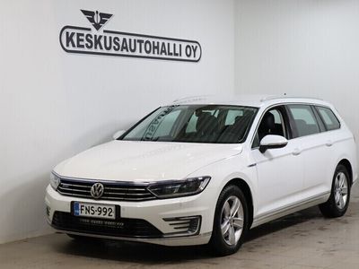 käytetty VW Passat Variant GTE Plug-In Hybrid 160 kW (218 hv) DSG-automaatti - Lämmitin kaukolla / Tutkat / Kamera / Koukku