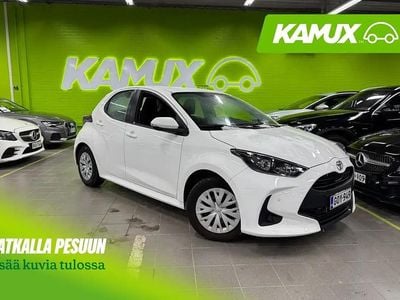 Valkoinen Käytetty 2021 Toyota Yaris Life Sedan | 14 900 € (Perustarjous)