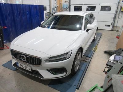 Valkoinen Käytetty 2021 Volvo V60 Business Edition Farmari | 28 900 € (Hyvä tarjous)