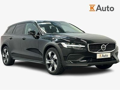 Käytetty Volvo V60 CC Plus 194 HP (142 kW) 2023 Musta Farmari