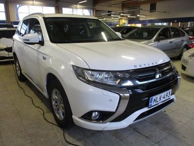 Valkoinen Käytetty 2016 Mitsubishi Outlander P-HEV Intense Katumaasturi | 13 490 € (Hyvä tarjous)