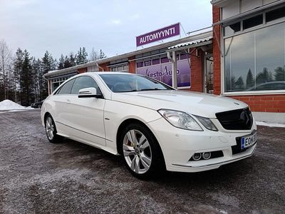 Valkoinen Käytetty 2010 Mercedes E200 Avantgarde Coupe - kaksiovinen | 10 900 € (Perustarjous)