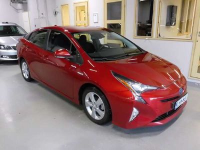 käytetty Toyota Prius Active * PERUUTUSKAMERA / TÄYD.MERKKIHISTORIA / AVAIMETON KÄYNNISTYS JA KULKU / VETOKOUKKU / NAVIGOINTI / YMS. *