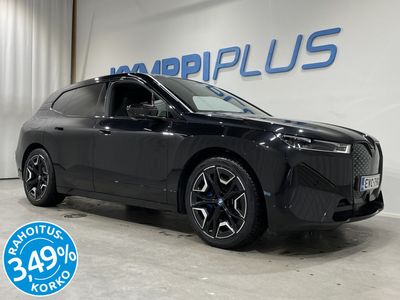 käytetty BMW iX xDrive40 - RAHOITUSKORKO 3,49% - Huippuvarusteet / Vetokoukku / Laserlight / Panorama / HarmanKardon / Musta / 22" Jet Black / Comfort access