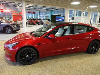 Punainen Käytetty 2021 Tesla Model 3 Sedan | 29 990 € (Perustarjous)