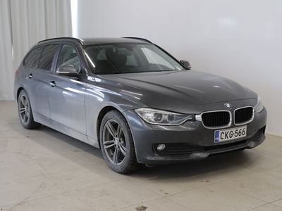 käytetty BMW 320 TwinPower Turbo A F31 Touring Limited Navi Edition - 3kk lyhennysvapaa - Panorama / HUD / Kaukovalo -automatiikka / Sport Nahat / HiFi / Proffa Navi / ym. - Ilmainen kotiintoimitus! - J. autoturva