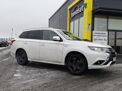 Käytetty Mitsubishi Outlander P-HEV Instyle 224 HP (164 kW) 2016 Valkoinen Katumaasturi