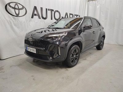 Musta Käytetty 2024 Toyota Yaris Hybrid Plus Katumaasturi | 33 500 € (Kallis)