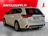 Käytetty Mitsubishi Outlander P-HEV Instyle 121 HP (88 kW) 2016 Valkoinen Farmari
