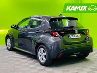 Käytetty Toyota Yaris Hybrid Active 116 HP (85 kW) 2021 Hopea / harmaa Sedan