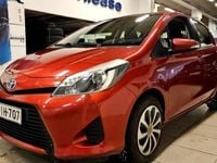 Käytetty Toyota Yaris Hybrid Sol 75 HP (55 kW) 2012 Punainen Viistoperä