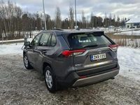 Käytetty Toyota RAV4 Hybrid Comfort 178 HP (130 kW) 2022 Hopea / harmaa Katumaasturi