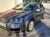 käytetty VW Jetta Comfortline 1,4 TSI 90 kW (122 hv) DSG-automaatti - Vain 2 omistajaa. Huollettu 3/2024, tutkat eteen ja taakse, vakionopeudensäädin, ilmastointi, vetokoukku.