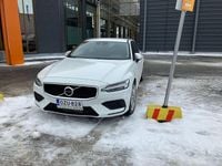 Käytetty Volvo V60 Momentum 317 HP (233 kW) 2020 Farmari
