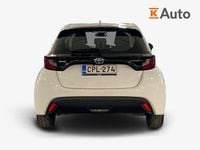 Käytetty Toyota Yaris Hybrid Active 116 HP (85 kW) 2021 Valkoinen Viistoperä