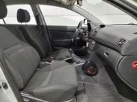 Käytetty Toyota Avensis Terra 110 HP (80 kW) 2005 Hopea Sedan