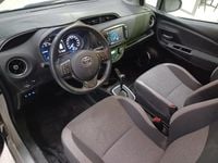 Käytetty Toyota Yaris Multidrive S 111 HP (81 kW) 2020 Hopea / harmaa Sedan
