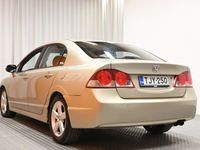 käytetty Honda Civic 4D 1,8i Executive AT ** Myydään Huutokaupat / Suomi-Auto / Kattoluukku / Lohko+sis.pistoke / Aut.Ilmastointi**