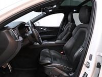 Käytetty Volvo XC60 R-Design 303 HP (222 kW) 2019 Katumaasturi