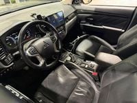 Käytetty Mitsubishi Outlander P-HEV Instyle 121 HP (88 kW) 2018 Musta Farmari