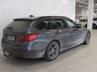 käytetty BMW 320 TwinPower Turbo A F31 Touring Limited Navi Edition - 3kk lyhennysvapaa - Panorama / HUD / Kaukovalo -automatiikka / Sport Nahat / HiFi / Proffa Navi / ym. - Ilmainen kotiintoimitus! - J. autoturva