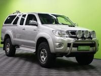 Käytetty Toyota HiLux SR 144 HP (105 kW) 2011 Hopea / harmaa Nouto