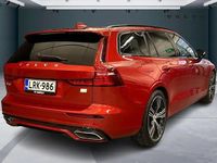 Käytetty Volvo V60 R-Design 456 HP (335 kW) 2022 Met. punainen Farmari