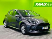 Käytetty Toyota Yaris Hybrid Active 116 HP (85 kW) 2021 Hopea / harmaa Sedan