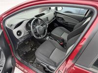 Käytetty Toyota Yaris Hybrid Active 73 HP (53 kW) 2018 Punainen Viistoperä