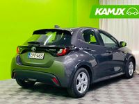Käytetty Toyota Yaris Hybrid Active 116 HP (85 kW) 2021 Hopea / harmaa Sedan