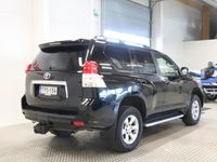 käytetty Toyota Land Cruiser 3,0 D-4D DPF Luxury aut. 5h 60th Anniversary - 3kk lyhennysvapaa - * 1-omisteinen Suomi-auto kattavilla varusteilla! * Polttoainekäyttöinen lisälämmitin kaukosäädöllä * Avaimeton käynnistys ja kulku