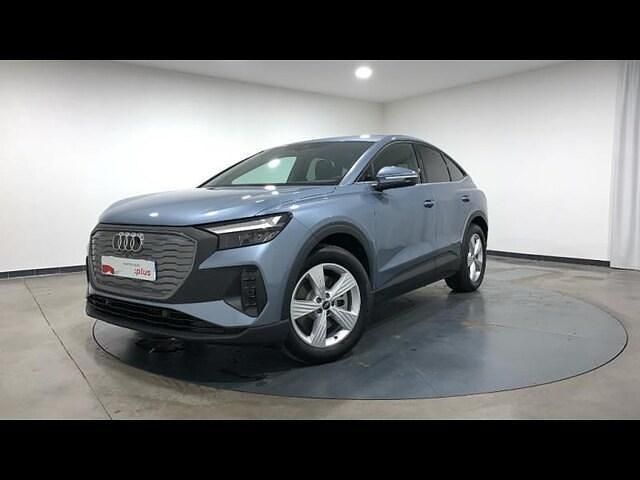 Bleu geyser métallisé Utilisé 2025 Audi Q4 Sportback e-tron Sport SUV | 59 900 € - Image 1/4