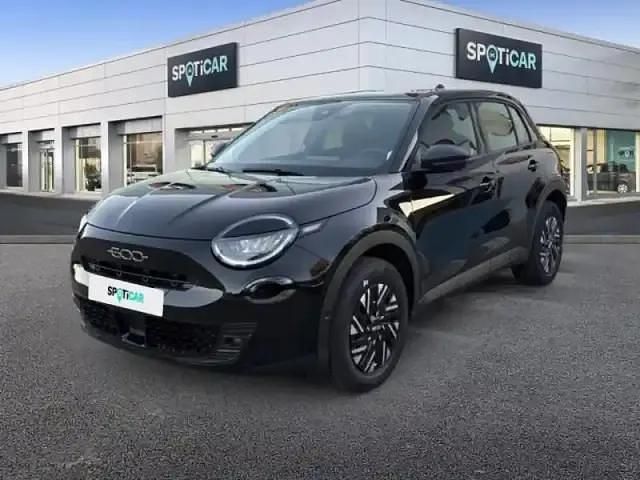 Red by (red) Utilisé 2024 Fiat 600 La Prima SUV | 21 490 € (Prix juste) - Image 1/4