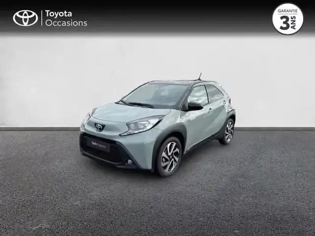 Biton vert aventurine métal/toit noir Utilisé 2025 Toyota Aygo Design Citadine | 17 480 € (Prix assez cher) - Image 1/4
