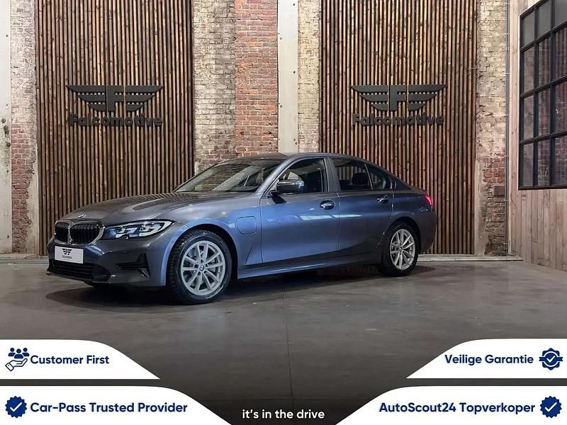 Gris Utilisé 2021 BMW 320e Berline | 28 990 € (Prix juste) - Image 1/4