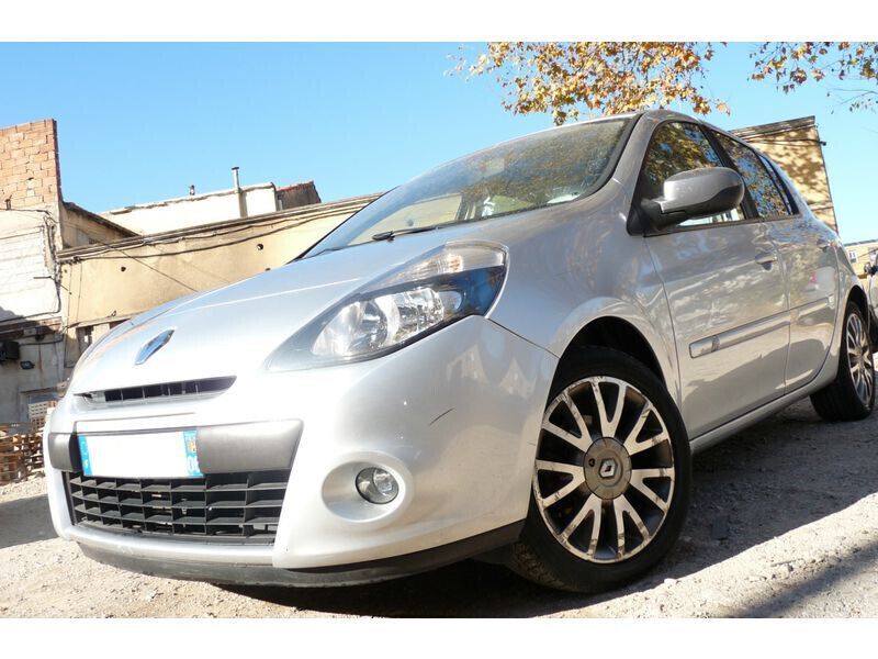 Gris Utilisé 2011 Renault Clio II Dynamique Berline | 6 200 € (Prix assez cher) - Image 1/1