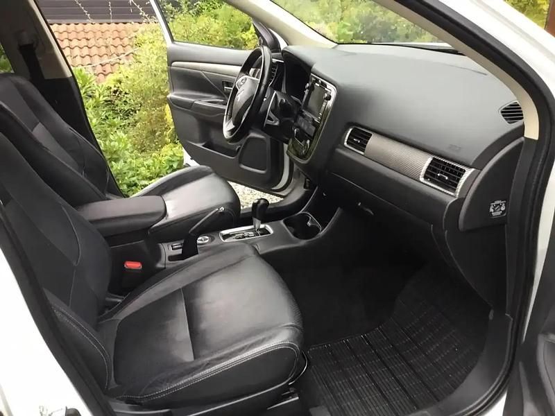 Blanc Occasion 2015 Mitsubishi Outlander Instyle SUV | 7 500 € - Image 1/4