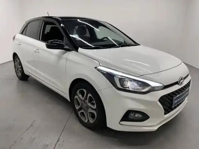 Polar white metal/toit/retros black Utilisé 2019 Hyundai i20 Berline | 12 795 € (Prix juste) - Image 1/4
