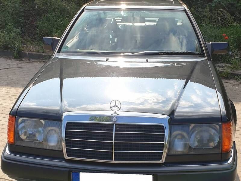 Noir Utilisé 1989 Mercedes E300 Coupé | 22 500 € - Image 1/4