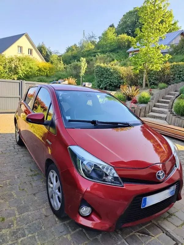Rouge Utilisé 2013 Toyota Yaris Hybrid Style Berline | 9 500 € (Prix juste) - Image 1/4