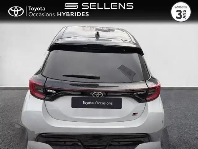Occasion Toyota Yaris Hybrid Sport 130 ch (95 kW) 2023 Biton gris chrome / toit noir Berline