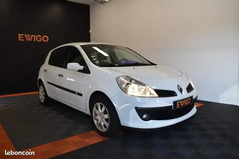 Blanc Utilisé 2009 Renault Clio II Berline | 6 390 € (Prix cher) - Image 1/4
