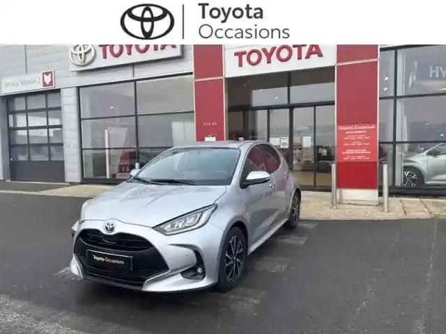 Gris minéral (m) Occasion 2024 Toyota Yaris Hybrid Design Berline | 21 990 € (Prix assez cher) - Image 1/4
