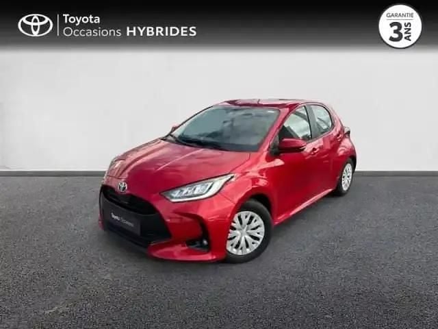 Occasion Toyota Yaris Hybrid 2023 Rouge intense (n) Berline