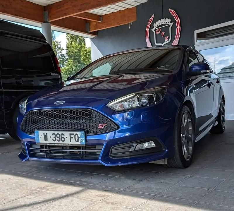 Bleu Occasion 2016 Ford Focus ST Berline | 16 490 € (Prix juste) - Image 1/4